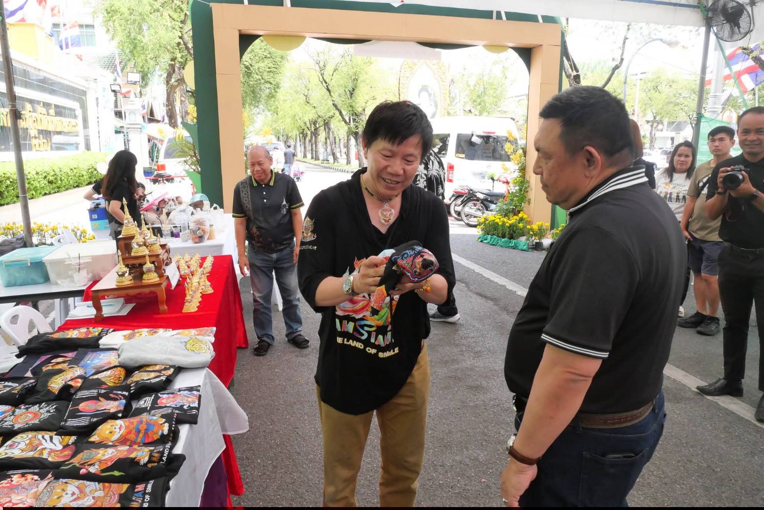 title - เลขาธิการ ส.ป.ก. เยี่ยมทักทายเกษตรกรและซื้อสินค้าในบรรยากาศวันสุดท้ายของการออกร้านขายสินค้า จากเขตปฏิรูปที่ดิน ส่งท้ายงานครบรอบ 51 ปี ส.ป.ก. ณ สำนักงานการปฏิรูปที่ดินเพื่อเกษตรกรรม